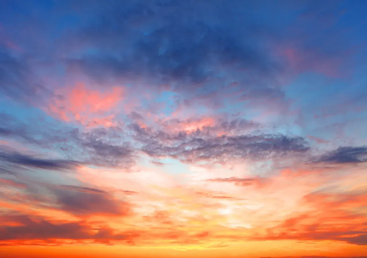 Cielo rosa con nubes sobre el mar en Donostia