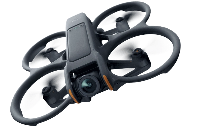 Dron realizando un vuelo cercano con cámara